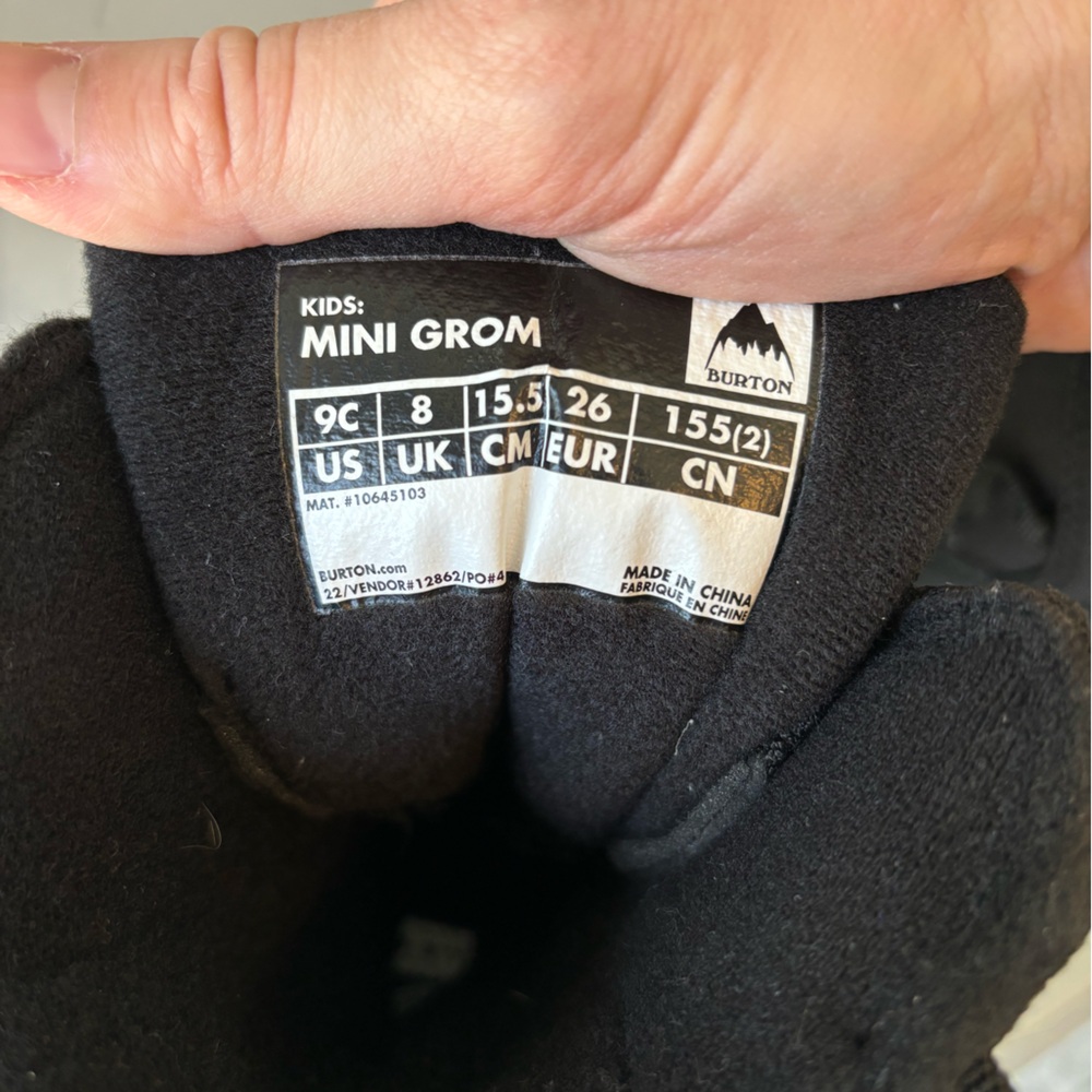 Kids size 9c snowboard boots. Burton